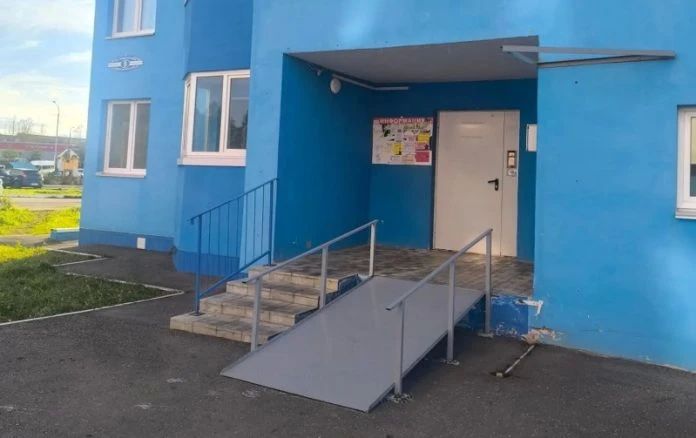 В Саранске по просьбе жителя дома по улице Сураева-Королёва установили пандус у подъезда