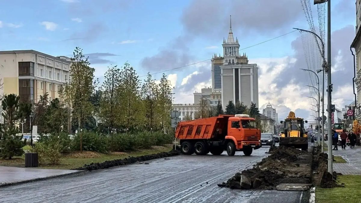 По ул. Большевистской от ул. Советской до ул. Коммунистической проводятся дорожные ремонтные работы