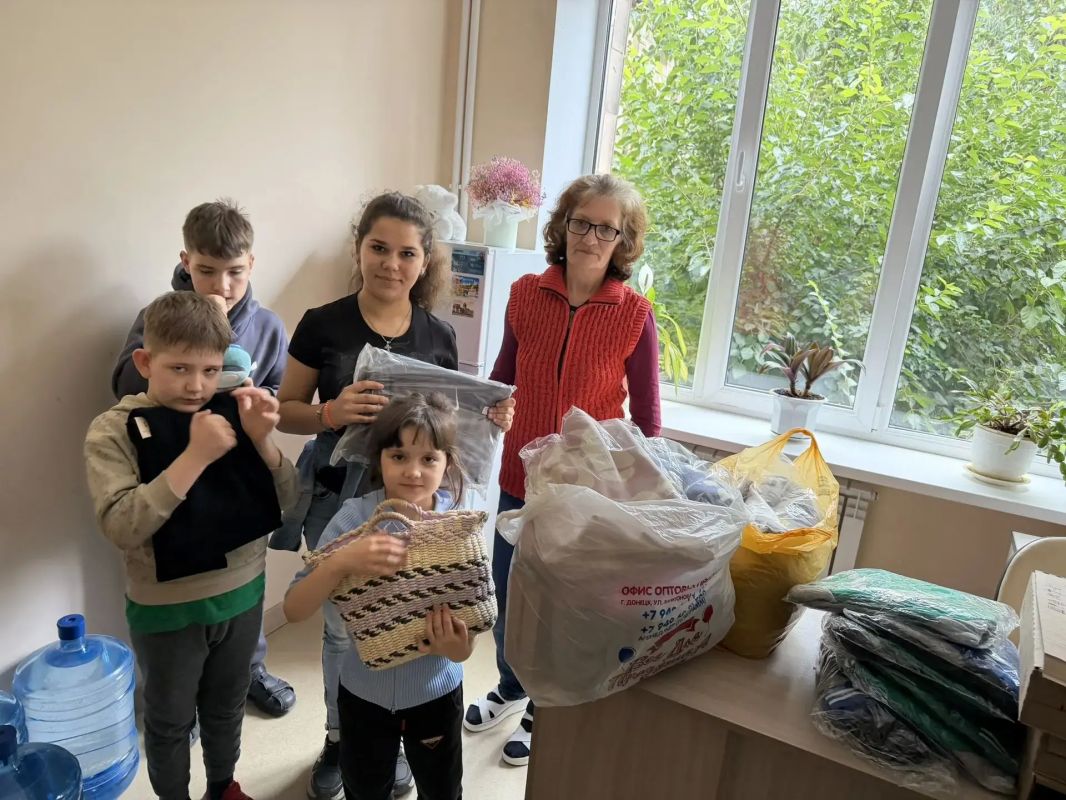 Уполномоченный по правам ребёнка в ДНР Таисия Чернявская и активисты регионального отделения Союза Женщин России передали подарки детям, которые проживают в пункте временного размещения Уполномоченный по правам ребёнка в ДНР Таисия Чернявская и активисты регионального отделения Союза Женщин России передали подарки детям, которые проживают в пункте временного размещения