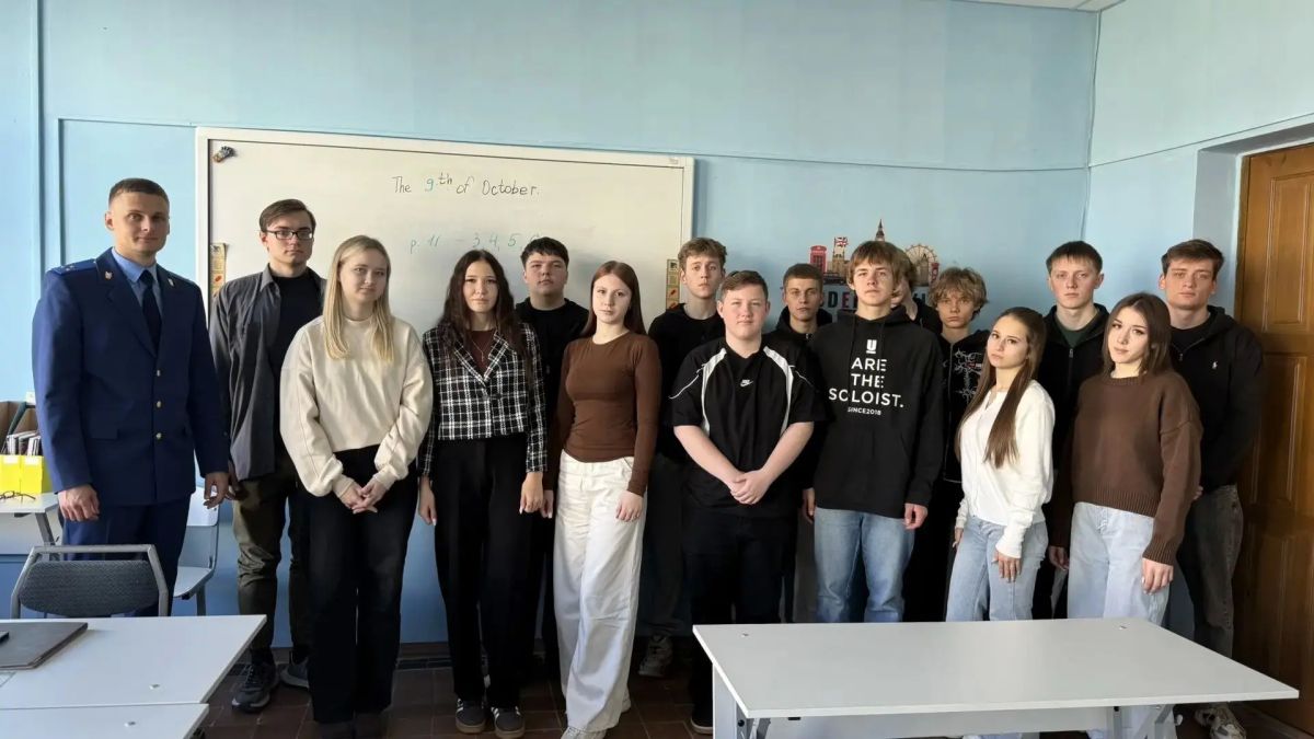 В целях правового просвещения помощник Рузаевского межрайонного прокурора Игорь Видяев 9 октября 2026 года провел встречу со студентами Рузаевского института машиностроения