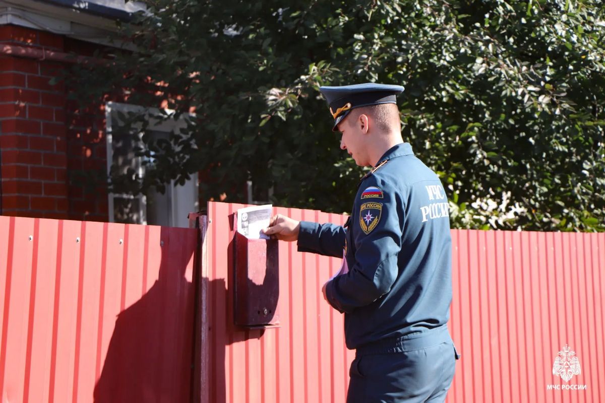 Сотрудники государственного пожарного надзора продолжают профилактическую работу с населением Сотрудники государственного пожарного надзора продолжают профилактическую работу с населением