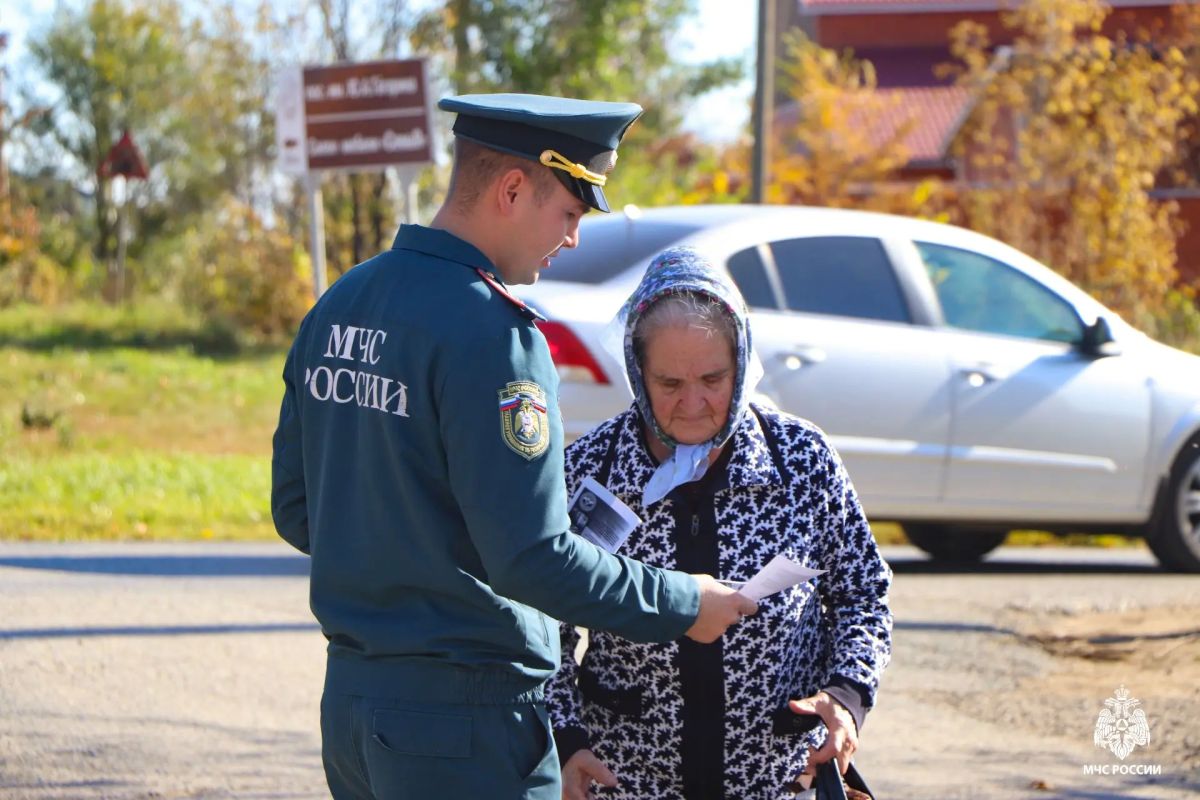 Сотрудники государственного пожарного надзора продолжают профилактическую работу с населением Сотрудники государственного пожарного надзора продолжают профилактическую работу с населением