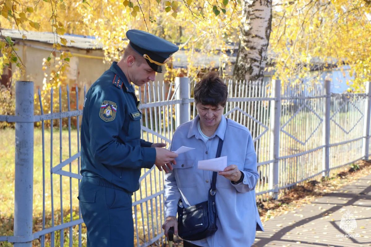 Сотрудники государственного пожарного надзора продолжают профилактическую работу с населением Сотрудники государственного пожарного надзора продолжают профилактическую работу с населением