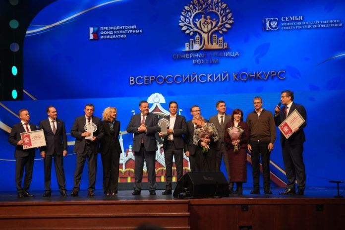 13 октября в Государственном Кремлевском дворце состоялась торжественная церемония награждения семей-победителей всероссийского конкурса «Семья года. 2026» и оглашения итогов конкурса «Семейная столица России»