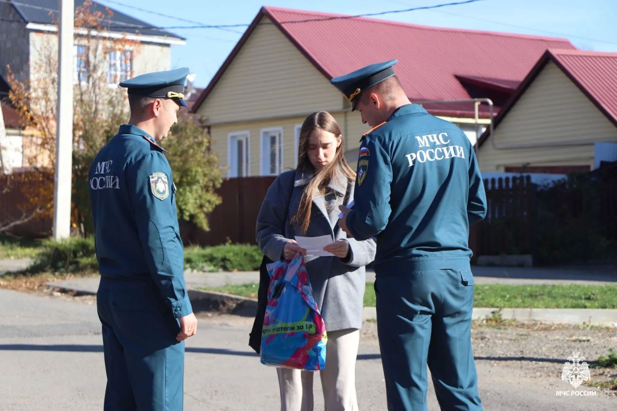 Сотрудники государственного пожарного надзора продолжают профилактическую работу с населением Сотрудники государственного пожарного надзора продолжают профилактическую работу с населением