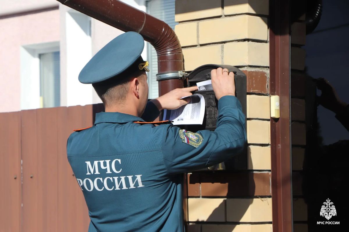 Сотрудники государственного пожарного надзора продолжают профилактическую работу с населением Сотрудники государственного пожарного надзора продолжают профилактическую работу с населением