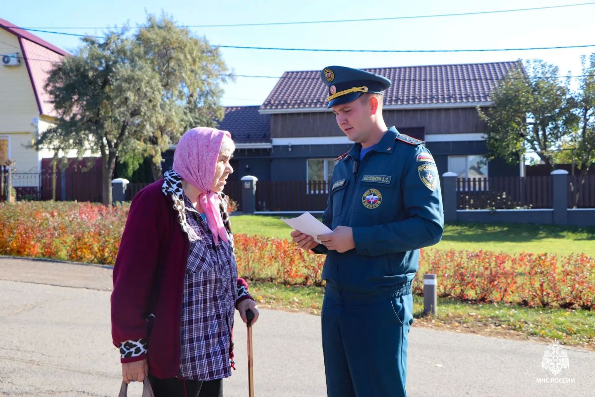 Сотрудники государственного пожарного надзора продолжают профилактическую работу с населением Сотрудники государственного пожарного надзора продолжают профилактическую работу с населением