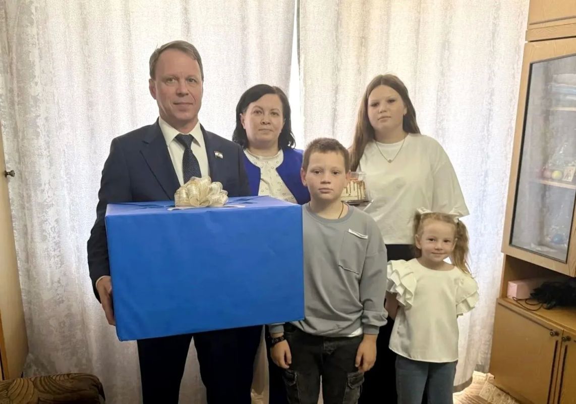 Владислав Портнов посетил Ковылкинский район: внимание к старшим, забота о детях и новая спортплощадка Владислав Портнов посетил Ковылкинский район: внимание к старшим, забота о детях и новая спортплощадка