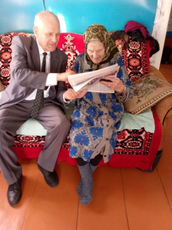 100-летняя Пелагея Михайловна из Дубенок читает про себя очерк в газете "Известия Мордовии" и передаёт пламенный привет и сердечное спасибо журналистам "Известий Мордовии"! 100-летняя Пелагея Михайловна из Дубенок читает про себя очерк в газете "Известия Мордовии" и передаёт пламенный привет и сердечное спасибо журналистам "Известий Мордовии"!