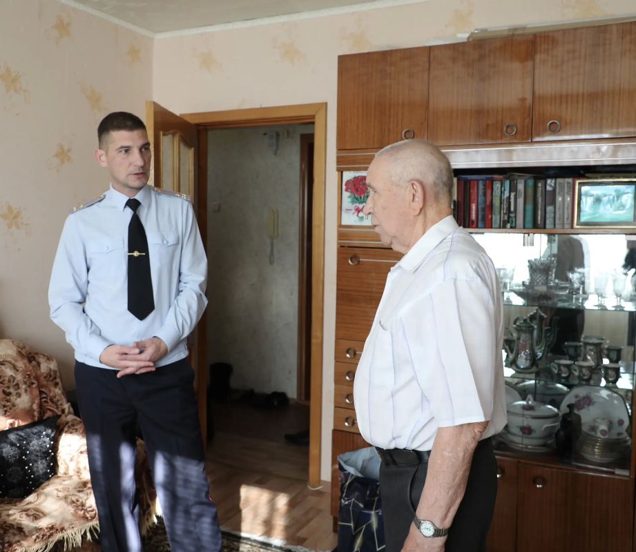 Храня преемственность поколений: в месячник пожилых людей ветерана службы поздравили с 80-летием Храня преемственность поколений: в месячник пожилых людей ветерана службы поздравили с 80-летием