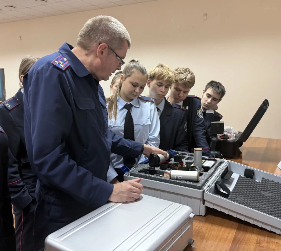 В Саранске следователи-криминалисты рассказали школьникам о своей работе В Саранске следователи-криминалисты рассказали школьникам о своей работе