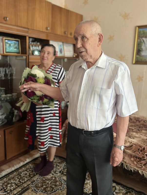 Храня преемственность поколений: в месячник пожилых людей ветерана службы поздравили с 80-летием Храня преемственность поколений: в месячник пожилых людей ветерана службы поздравили с 80-летием