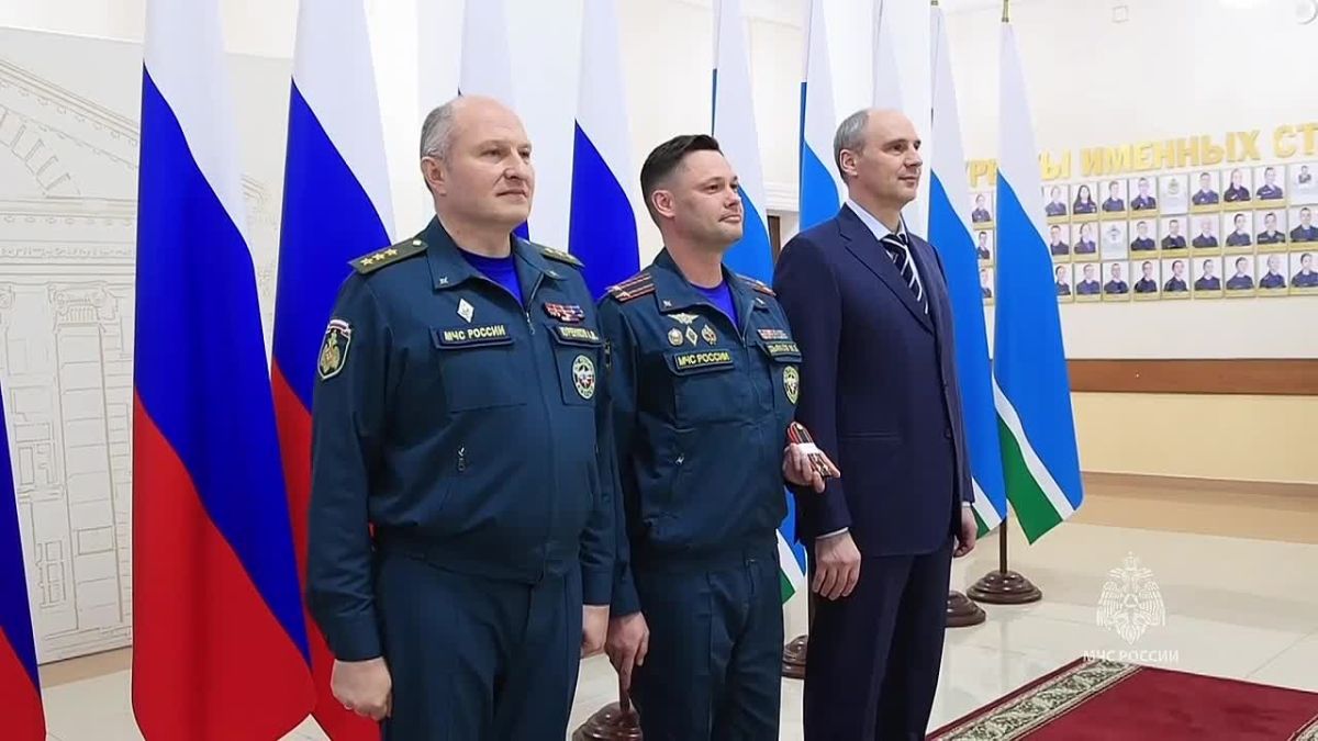 Александр Куренков наградил сотрудников Уральского института ГПС МЧС России и поздравил с победой юношескую сборную по пожарно-спасательному спорту