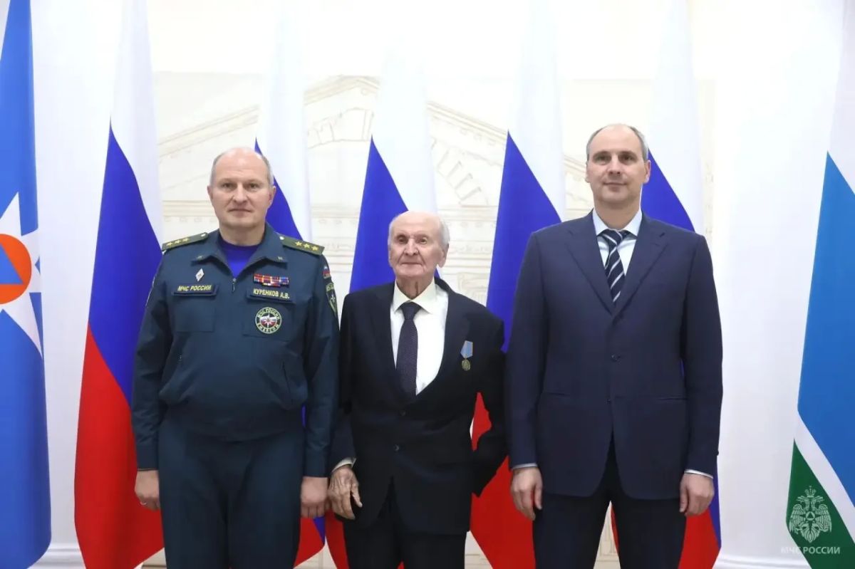 Александр Куренков наградил сотрудников Уральского института ГПС МЧС России и поздравил с победой юношескую сборную по пожарно-спасательному спорту Александр Куренков наградил сотрудников Уральского института ГПС МЧС России и поздравил с победой юношескую сборную по пожарно-спасательному спорту