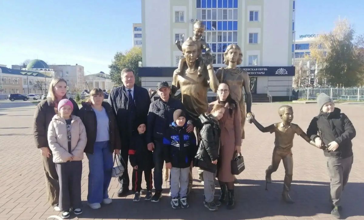 «Ромашка желаний»: Анатолий Гулин исполнил мечту многодетной семьи Ярочкиных «Ромашка желаний»: Анатолий Гулин исполнил мечту многодетной семьи Ярочкиных