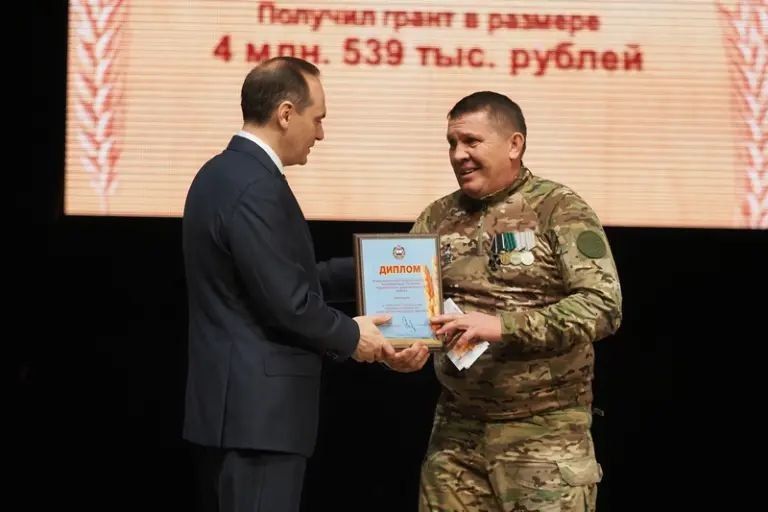 В Москве состоялась встреча с ветеранами специальной военной операции, которые прошли обучение в рамках образовательного проекта «Школа фермера», организованного Минсельхозом РФ и Россельхозбанком при поддержке...