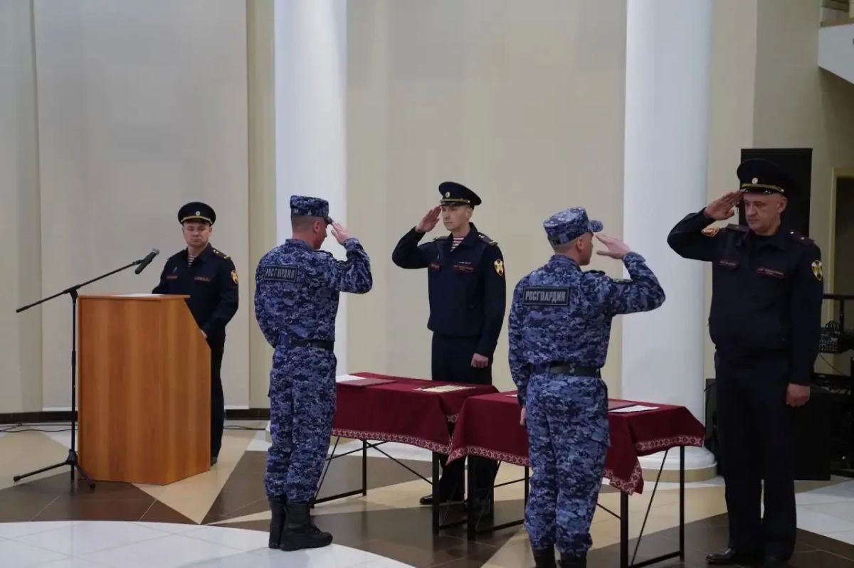 В год 10-летия ведомства и 215-летия войск правопорядка в Саранске новобранцы вневедомственной охраны Росгвардии приняли присягу В год 10-летия ведомства и 215-летия войск правопорядка в Саранске новобранцы вневедомственной охраны Росгвардии приняли присягу