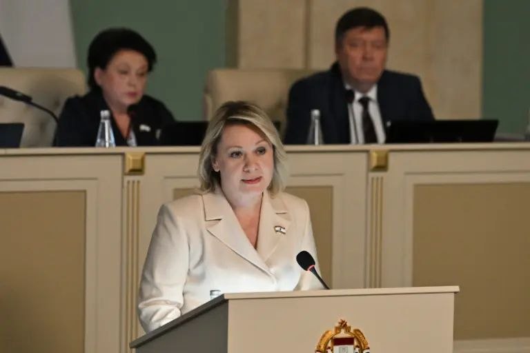 Председатель Совета Федерации Валентина Матвиенко вручила удостоверения и нагрудные знаки новым сенаторам