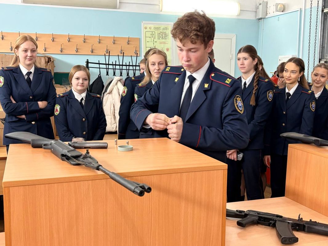 Сотрудники следственного управления организовали для кадет учебное занятие Сотрудники следственного управления организовали для кадет учебное занятие