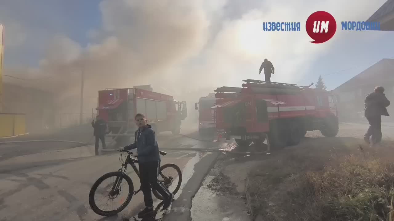 Пожар в Берсеневке! Горит автомастерская