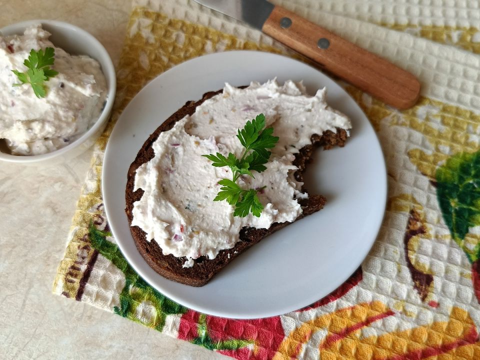 Приготовьте соленый творог на завтрак: быстро и вкусно