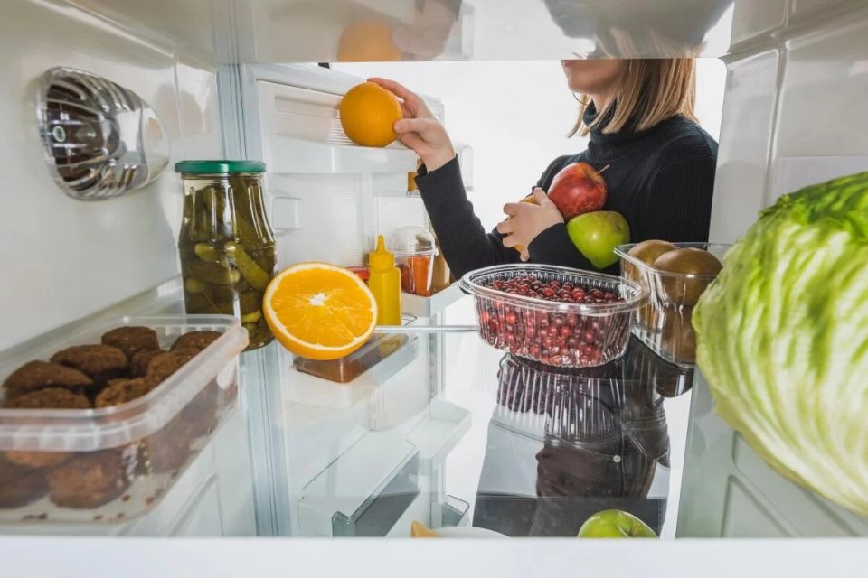 Как правильно использовать нижний ящик холодильника: секреты хранения продуктов