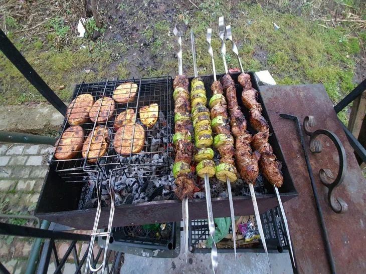 В какой посуде лучше всего мариновать шашлык, чтобы он получился сочным: секретные лайфхаки