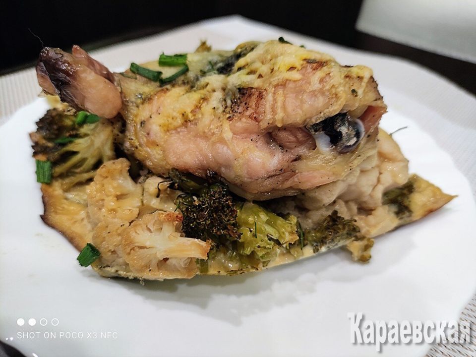 Запеченные куриные бедра в капустных объятиях: просто и вкусно!