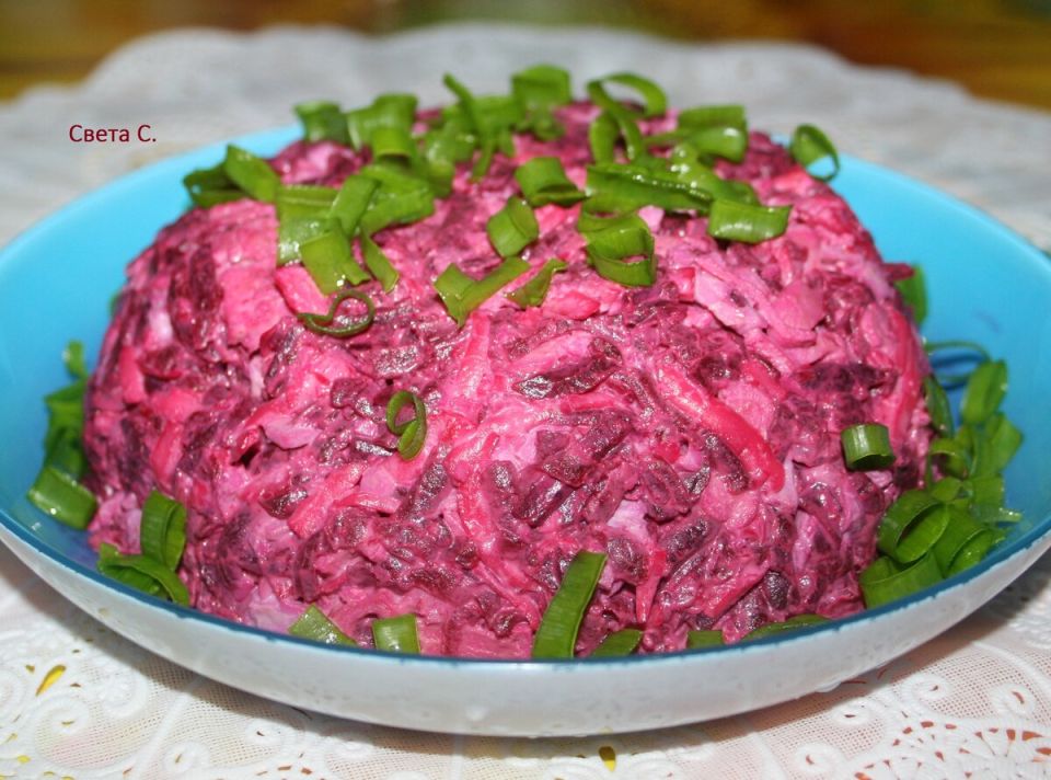 Необычный салат с крабовыми палочками: сочно, сытно и по доступной цене!