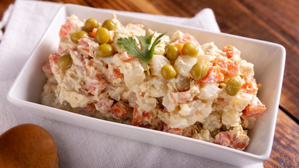 Оливье превращается в неаппетитную кашу еще до заправки? Подвох ищите вот в чем