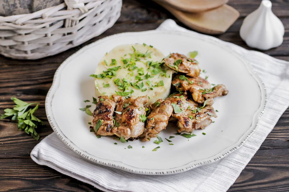 Насладитесь BBQ-курочкой с картофельно-сырным пюре