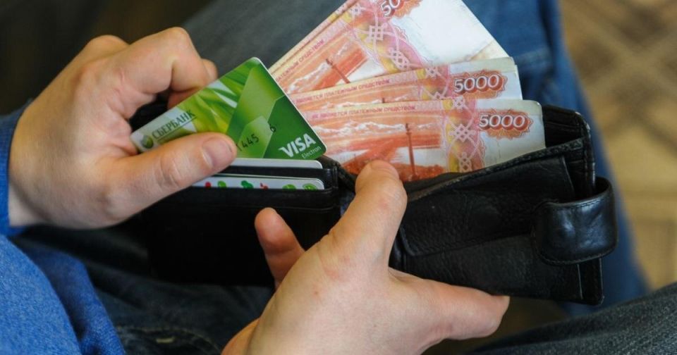 Можно ли получать зарплату на кредитную карту? Разбираемся в новом письме Минтруда