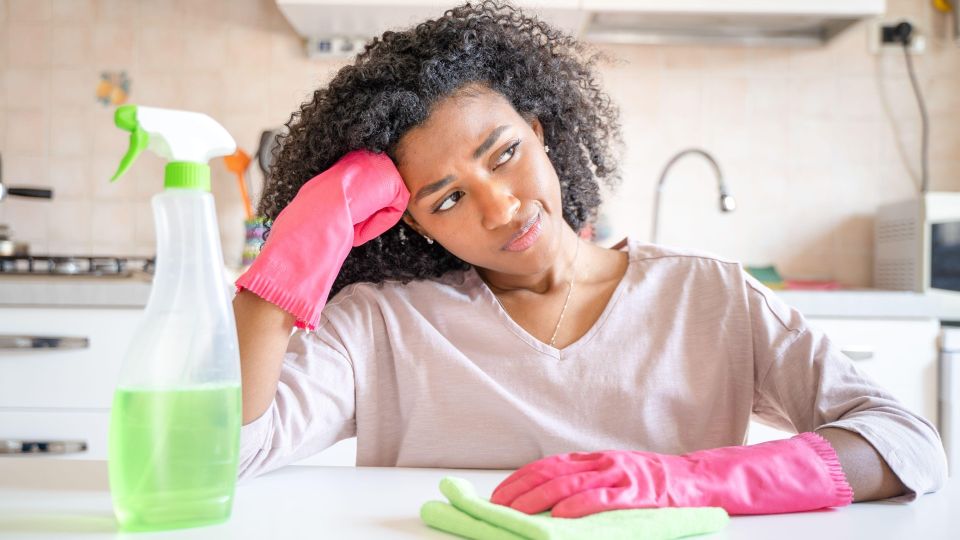 От кухонного шкафчика больше не будет «нести»: поможет копеечное средство