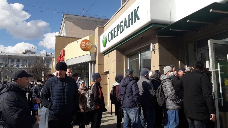 Экономисты настаивают: пора забрать деньги из банков