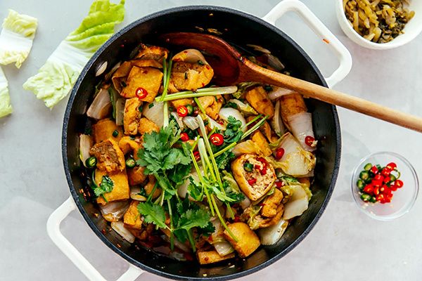 Неповторимое рагу: слоеный тофу с пекинской капустой в центре внимания