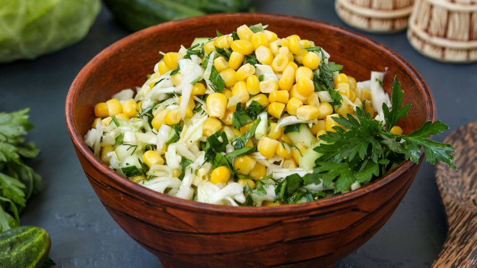 Без варки и прочей возни: этот сочнейший салат будет готов уже через 15 минут