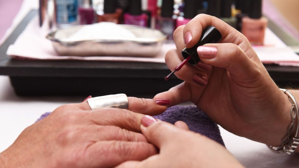 Забудьте о красных и коричневых ногтях: не поверите, какой маникюр в моде этой осенью
