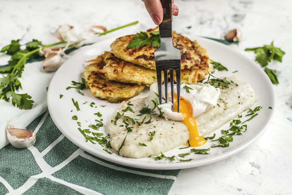 Восхитительное сочетание: филе трески с овощными рёшти и яйцом пашот