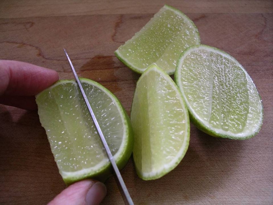 Залежался лайм? 7 неожиданных способов спасти фрукт и освежить дом