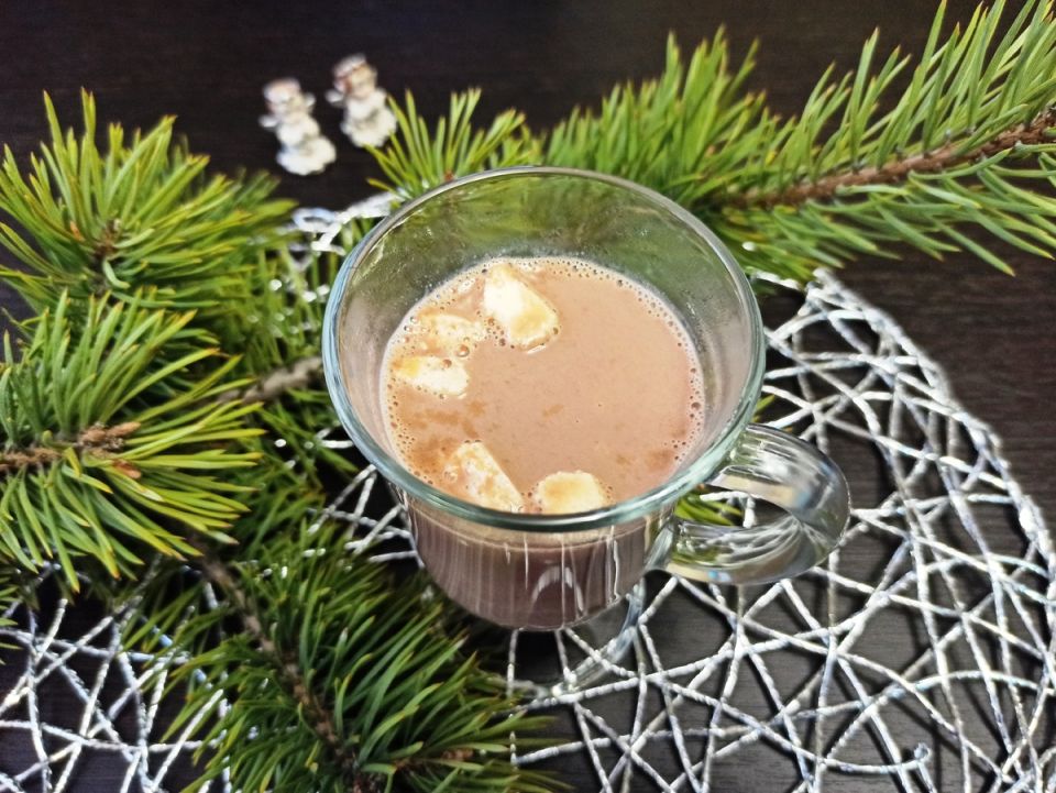 Уютный зимний напиток: какао с белым шоколадом